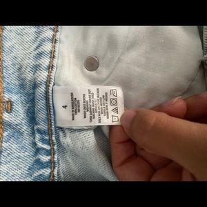 Moms Jean size 4 Aeropostale women. Just 2 times used . It’s like new .